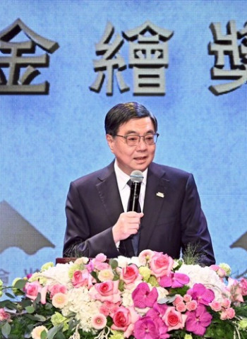 行政院長卓榮泰頒獎表揚曹俊彥獲首屆金繪獎特別貢獻獎 強調打造文化優先國家戰略