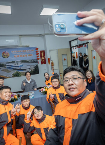 春節期間不忘基層　賴清德總統小年夜慰勉海巡署布袋漁港安檢所同仁　感謝海巡第一線辛勞付出與守護國家安全