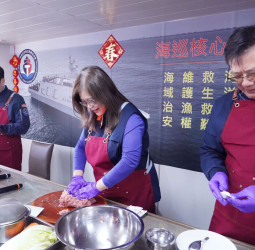 連三年親手下廚作圍爐年菜  管碧玲主委春節慰勞海巡基層同仁  展現對全年堅守崗位守護國家努力付出的敬意
