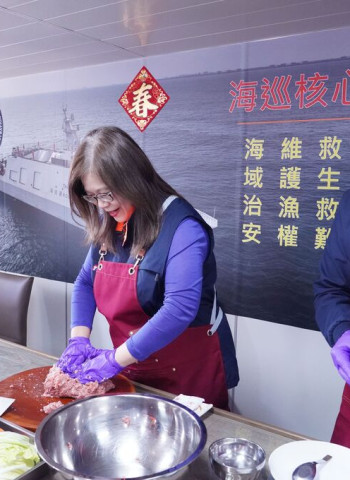 連三年親手下廚作圍爐年菜  管碧玲主委春節慰勞海巡基層同仁  展現對全年堅守崗位守護國家努力付出的敬意