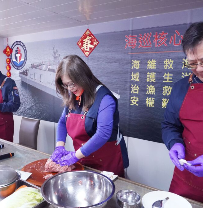 連三年親手下廚作圍爐年菜  管碧玲主委春節慰勞海巡基層同仁  展現對全年堅守崗位守護國家努力付出的敬意