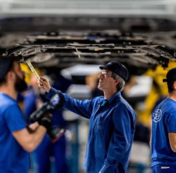 年薪380萬也無人應徵，福特Ford執行長揭露美國製造業藍領人才斷層與汽車維修技師缺工危機