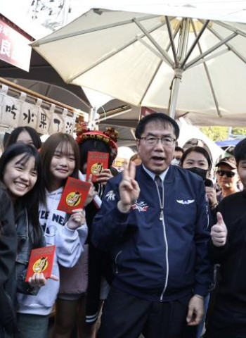 迎金馬年最佳去處 2026新化年貨大街開幕 黃偉哲市長與民同樂發紅包