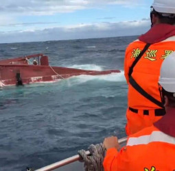 臺東外海漁船突遇翻覆意外　海巡署啟動應變機制完成救援脫險任務