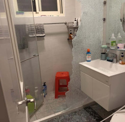 浴室玻璃門深夜爆裂引熱議　專家提醒防爆膜可降低強化玻璃潛藏風險