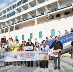臺南市長黃偉哲於安平港迎接國際豪華觀光郵輪海洋富士號，透過迎旅客贈禮宣傳臺南觀光資源