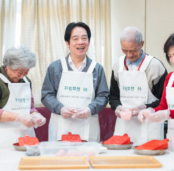 賴清德總統出席臺中寒冬助老關懷活動　陪伴獨居長輩圍爐拜早年傳遞關懷