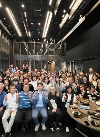 國立中正大學企管系歲末年終餐會圓滿落幕 黃正魁系主任與系友會張鈞棓會長攜手主持 管理學院連雅慧院長與鄭祥麟教授及師長、系友共襄盛舉