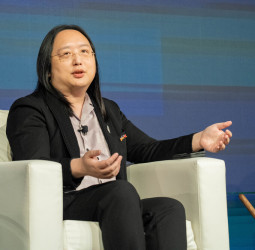 唐鳳推動數位遷徙自由  臺灣打造跨平台、跨邊界的新世代數位治理視野  中正大學企管系系主任黃正魁教授指出已成全球數位政策新趨勢