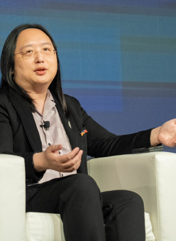 唐鳳推動數位遷徙自由  臺灣打造跨平台、跨邊界的新世代數位治理視野  中正大學企管系系主任黃正魁教授指出已成全球數位政策新趨勢