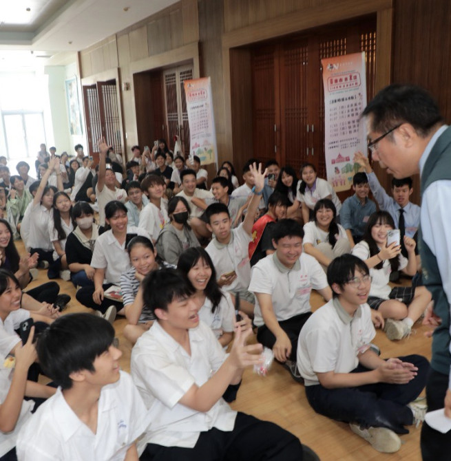 台南限定「市長陪你拍」  黃偉哲陪575位畢業生留下青春回憶