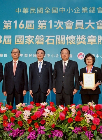 行政院長卓榮泰出席國家磐石關懷獎章頒獎典禮　盼8月底完成中小微企業轉型條例草案加速產業升級