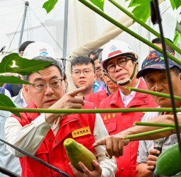 行政院長卓榮泰視察高雄木瓜農損及典寶溪治水改善情形 強調增進農民照顧、完善系統性治水 加倍提高在地安全