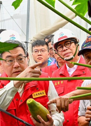 行政院長卓榮泰視察高雄木瓜農損及典寶溪治水改善情形 強調增進農民照顧、完善系統性治水 加倍提高在地安全