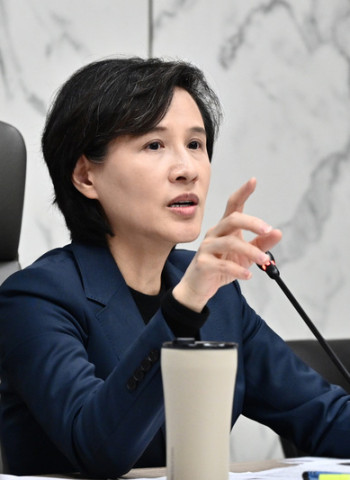 行政院副院長鄭麗君推進穩定物價措施　執行4月民生用天然氣與桶裝瓦斯凍漲　同步強化石化供應與塑膠相關民生物資供給能量