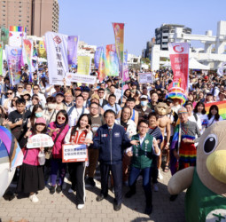 臺南市長黃偉哲力挺彩虹遊行　臺南公私部門齊升彩虹旗、河樂廣場湧萬人見證多元平權新篇章