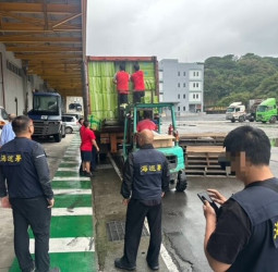 海巡署偵防分署與海關聯手 查扣夾藏於文具物品貨櫃的私菸近25萬包