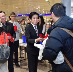 行政院秘書長張惇涵赴桃機迎接並關懷杜拜返國國人　強調持續協助國人返臺與確保能源供應、物價穩定