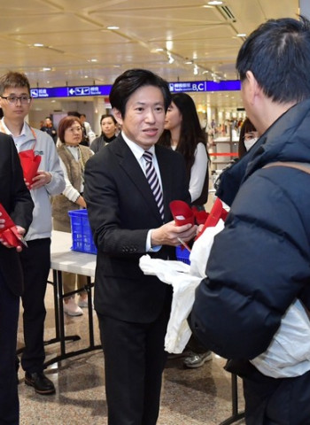 行政院秘書長張惇涵赴桃機迎接並關懷杜拜返國國人　強調持續協助國人返臺與確保能源供應、物價穩定