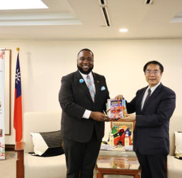 聖克里斯多福及尼維斯贈書臺南市圖　閱讀促進姊妹市文化交流與城市外交發展