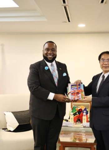 聖克里斯多福及尼維斯贈書臺南市圖　閱讀促進姊妹市文化交流與城市外交發展