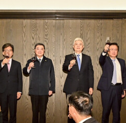 出席壽險公會新春聯誼餐敘　行政院長卓榮泰指出引導保險業資金投入公共建設的重要性，建設國家、照顧人民