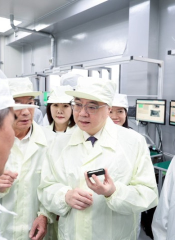 行政院長卓榮泰參訪彰化無人機反制系統研發公司為升電裝　推動發展本土軍工產業並積極促進通過國防特別條例