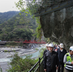 行政院長卓榮泰視察花蓮長春祠及台8線東段復建工程　感謝工程團隊努力付出盼早日讓太魯閣重現生機