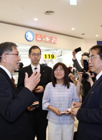 臺南市長黃偉哲視察三井OUTLET二期試營運現場　日本西松屋首選臺南看準消費潛力