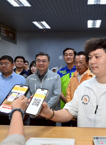 行政院長卓榮泰走訪中正大學　推廣運動幣措施並實地體驗重量訓練課程促進全民運動