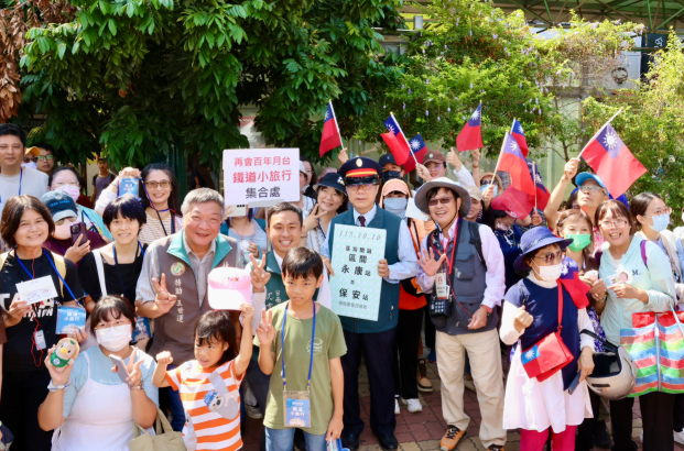 黃偉哲化身台南火車站一日站長 鐵路地下化通車倒數邀民眾打卡留念