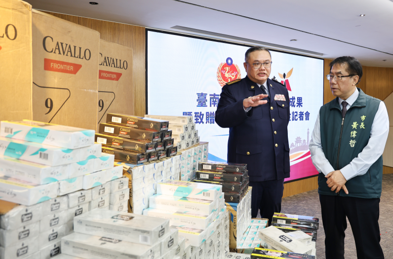 台南將軍漁港破獲10萬包私菸！市府聯手海巡查扣逾1,300萬元違法菸品