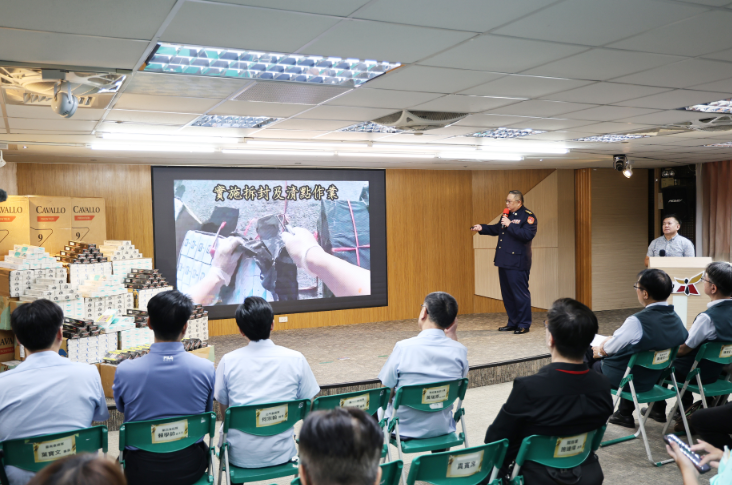 台南將軍漁港破獲10萬包私菸！市府聯手海巡查扣逾1,300萬元違法菸品